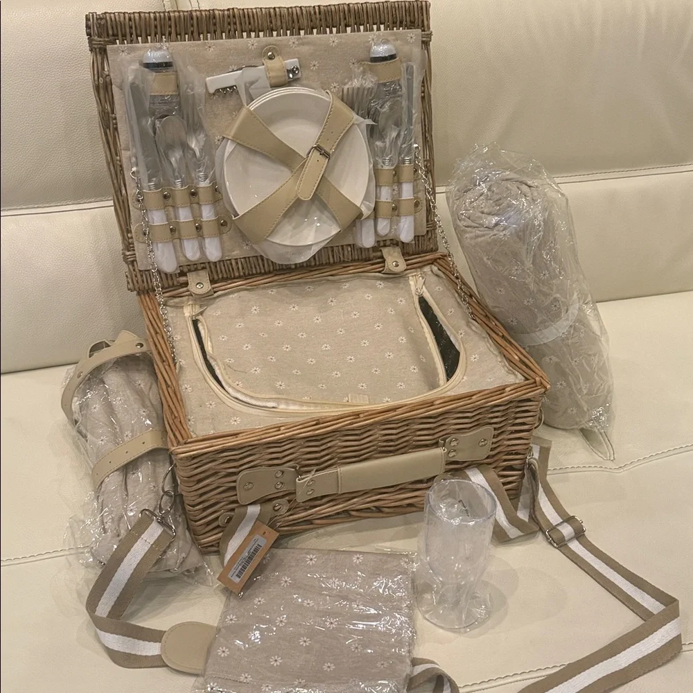 Picnic Basket Set for 4 w/‎ Insulated Liner Waterproof Blanket